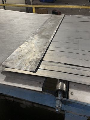 A máquina de corte automática da tira de aço grossa média para o corte automático laminado da bobina de aço opera-se do equipamento