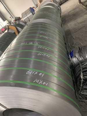 A máquina de corte automática da tira de aço grossa média para o corte automático laminado da bobina de aço opera-se do equipamento
